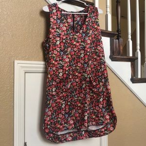 Unworn floral dress! Adorable pockets on front
